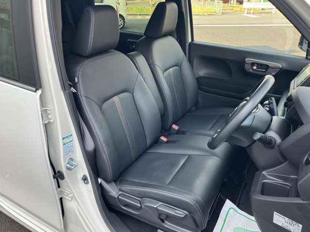 運転席も使用感少なくキレイ目です♪シートリフター付き!