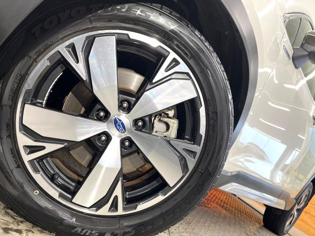 �y����18�C���`�A���~�z�C�[���z�O�ςɃ}�b�`���������A���~�z�C�[���𑕒����Ă���܂��B�e��ЊO�A���~�z�C�[����A�X�^�b�h���X�^�C�����戵�����Ă���܂��B���񂲑��k����������