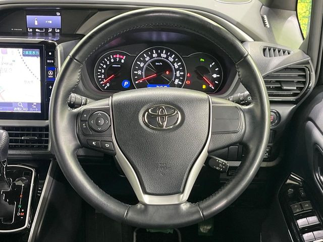 �C���e���A�ɍ��킹���f�U�C���̃X�e�A�����O�́A�^�]�������̂��Ƃ��l���A�^�]���₷���`��A�傫���ł��B�����x�A���ۂɐG���Ă��m���߂��������B