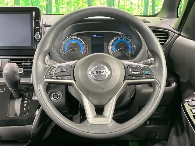 �C���e���A�ɍ��킹���f�U�C���̃X�e�A�����O�́A�^�]�������̂��Ƃ��l���A�^�]���₷���`��A�傫���ł��B�����x�A���ۂɐG���Ă��m���߂��������B