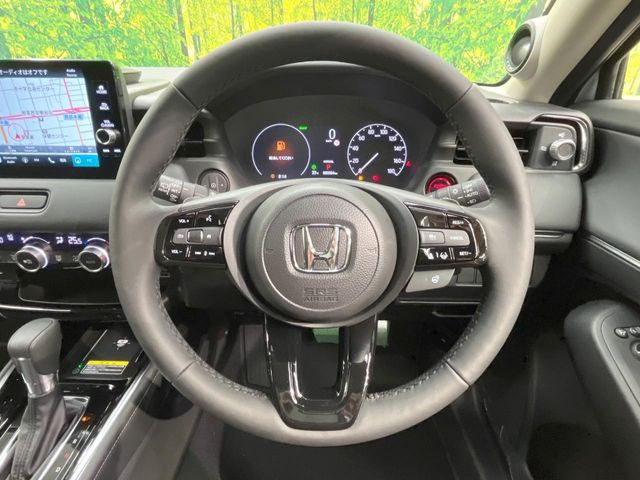 �C���e���A�ɍ��킹���f�U�C���̃X�e�A�����O�́A�^�]�������̂��Ƃ��l���A�^�]���₷���`��A�傫���ł��B�����x�A���ۂɐG���Ă��m���߂��������B