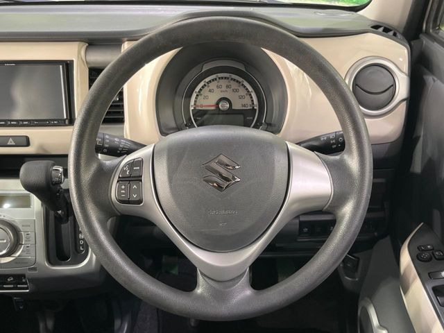 �C���e���A�ɍ��킹���f�U�C���̃X�e�A�����O�́A�^�]�������̂��Ƃ��l���A�^�]���₷���`��A�傫���ł��B�����x�A���ۂɐG���Ă��m���߂��������B