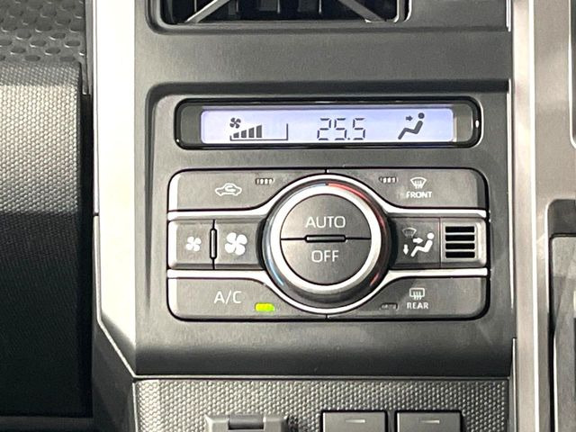 【オートエアコン】一度お好みの温度に設定すれば、車内の温度を検知し風量や温度を自動で調整。暑い&hellip;寒い&hellip;と何度もスイッチ操作をする必要はありません。快適な車内空間には必須の機能ですね♪