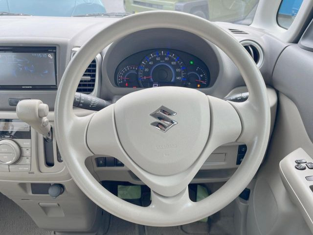 �C���e���A�ɍ��킹���f�U�C���̃X�e�A�����O�́A�^�]�������̂��Ƃ��l���A�^�]���₷���`��A�傫���ł��B�����x�A���ۂɐG���Ă��m���߂��������B