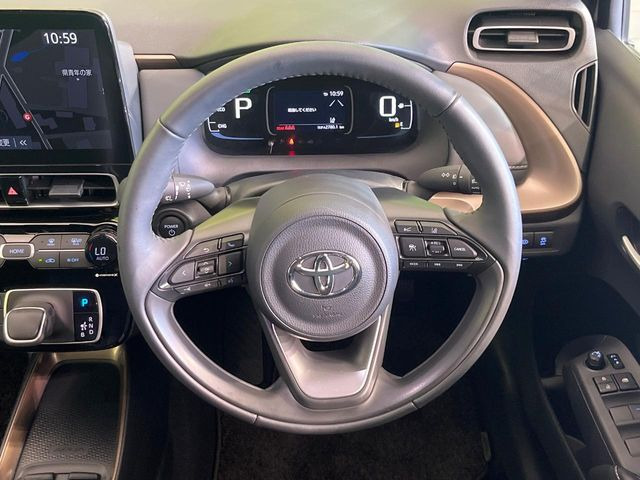 �C���e���A�ɍ��킹���f�U�C���̃X�e�A�����O�́A�^�]�������̂��Ƃ��l���A�^�]���₷���`��A�傫���ł��B�����x�A���ۂɐG���Ă��m���߂��������B