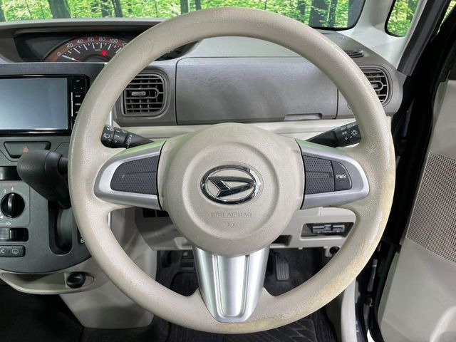 �C���e���A�ɍ��킹���f�U�C���̃X�e�A�����O�́A�^�]�������̂��Ƃ��l���A�^�]���₷���`��A�傫���ł��B�����x�A���ۂɐG���Ă��m���߂��������B