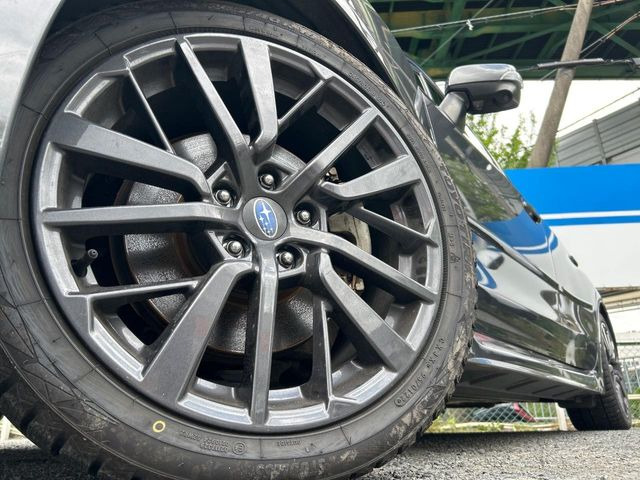 �yVBH����18�C���`�A���~�z�C�[���z�O�ςɃ}�b�`���������A���~�z�C�[���𑕒����Ă���܂��B�e��ЊO�A���~�z�C�[����A�X�^�b�h���X�^�C�����戵�����Ă���܂��B���񂲑��k����������