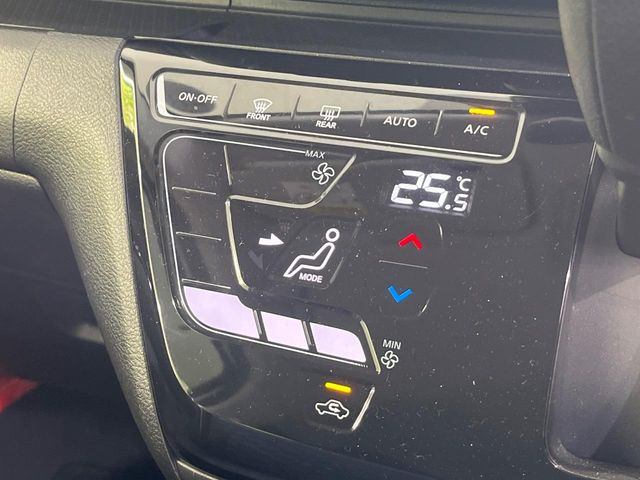 【オートエアコン】一度お好みの温度に設定すれば、車内の温度を検知し風量や温度を自動で調整。暑い&hellip;寒い&hellip;と何度もスイッチ操作をする必要はありません。快適な車内空間には必須の機能ですね♪