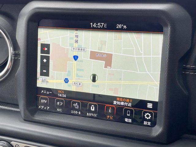 ●純正ナビ:一体感のあるナビは、高級感ある車内を演出してくれます。オーディオ機能も充実しておりますので、運転もより楽しめます♪