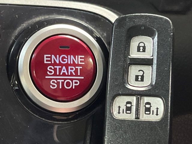 �yHonda�X�}�[�g�L�[�z�J�o����|�P�b�g�ɓ��ꂽ�܂܂ł��h�A�̎{���E�������\�ȃX�}�[�g�L�[�𑕔��B�G���W���̃I���E�I�t�����J�M�����o���K�v����������Ƃ��Ă��֗��ł���
