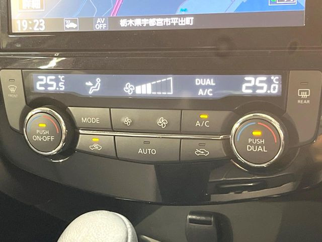 【オートエアコン】一度お好みの温度に設定すれば、車内の温度を検知し風量や温度を自動で調整。暑い&hellip;寒い&hellip;と何度もスイッチ操作をする必要はありません。快適な車内空間には必須の機能ですね♪