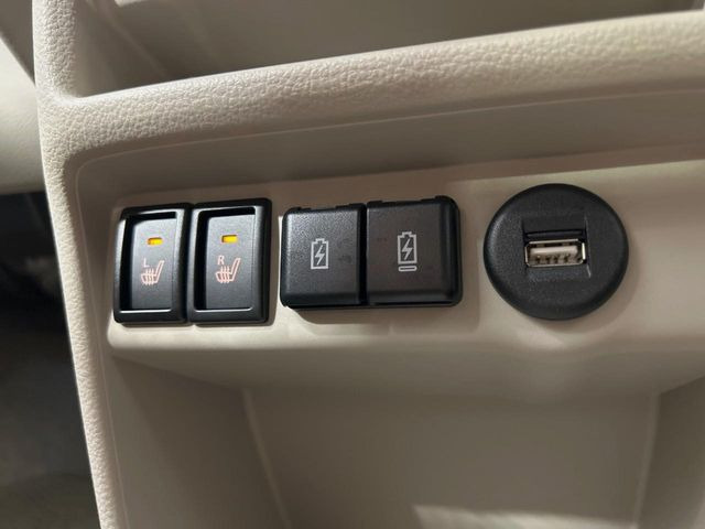 【シートヒーター】寒い日に重宝するシートヒーター!エアコンより早く温まってくれるので寒がりの人も安心ですね♪エアコンの温風は乾燥するから苦手、という方にもをおすすめです。