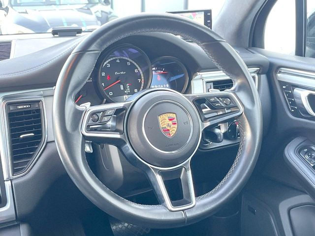 ●スポーツデザインステアリング:ポルシェの中でも人気の装備の一つです。パドルシフトが装備され、デザインが通常のステアリングに比べてスポーティなデザインが採用されており実用性、見た目ともに良好です。