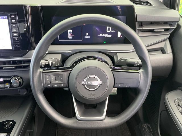 �C���e���A�ɍ��킹���f�U�C���̃X�e�A�����O�́A�^�]�������̂��Ƃ��l���A�^�]���₷���`��A�傫���ł��B�����x�A���ۂɐG���Ă��m���߂��������B