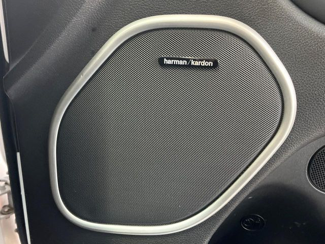 ��harman/kardon�T�E���h�V�X�e��:�I�[�f�B�I��僁�[�J�[����|����v���~�A���X�s�[�J�[�𑕔��B�����̃X�s�[�J�[����A���̗������܂ŕ����鍂�i���ȉ��y�����y���݂��������܂��B