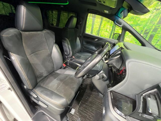 運転席まわりには十分なスペースがあり、大柄な方でもゆったり運転していただける環境です。