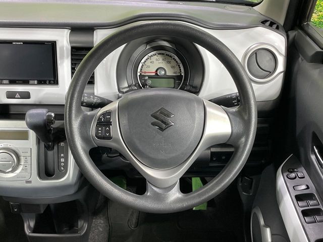 インテリアに合わせたデザインのステアリングは、運転される方のことも考え、運転しやすい形状、大きさです。是非一度、実際に触ってお確かめください。