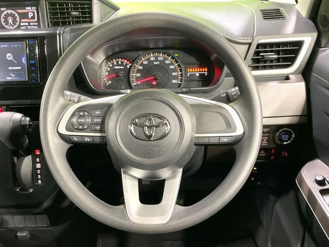 �C���e���A�ɍ��킹���f�U�C���̃X�e�A�����O�́A�^�]�������̂��Ƃ��l���A�^�]���₷���`��A�傫���ł��B�����x�A���ۂɐG���Ă��m���߂��������B