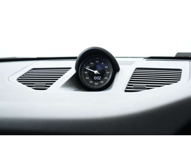 �^�[�{�����ꂽ3.0L�����Ό�6�C���͗͋����A�������q���烏�C���f�B���O�܂ň��芴�𔭊����܂��B���O���Ƃ��ɏ㎿���������A911�̖��͂𑶕��ɖ��킦��1��ł��B