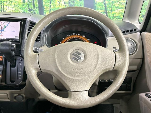 �C���e���A�ɍ��킹���f�U�C���̃X�e�A�����O�́A�^�]�������̂��Ƃ��l���A�^�]���₷���`��A�傫���ł��B�����x�A���ۂɐG���Ă��m���߂��������B
