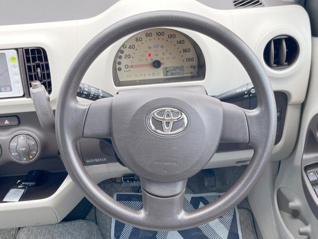 �C���e���A�ɍ��킹���f�U�C���̃X�e�A�����O�́A�^�]�������̂��Ƃ��l���A�^�]���₷���`��A�傫���ł��B�����x�A���ۂɐG���Ă��m���߂��������B