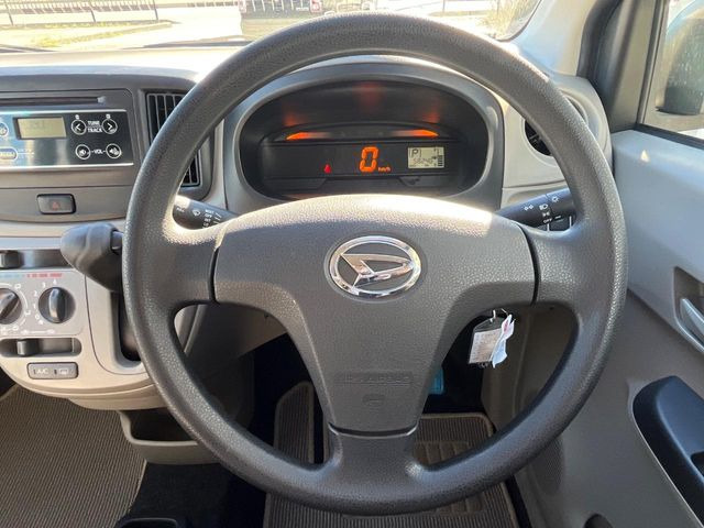 インテリアに合わせたデザインのステアリングは、運転される方のことも考え、運転しやすい形状、大きさです。是非一度、実際に触ってお確かめください。
