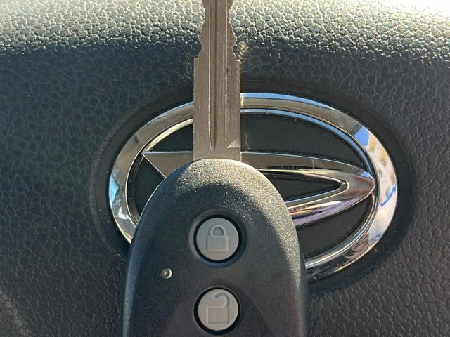 【キーレス】少し離れた場所からでもボタン一つでドアの開錠・施錠ができるのでとっても便利!ドアの鍵穴周りに傷をつけることもありません♪