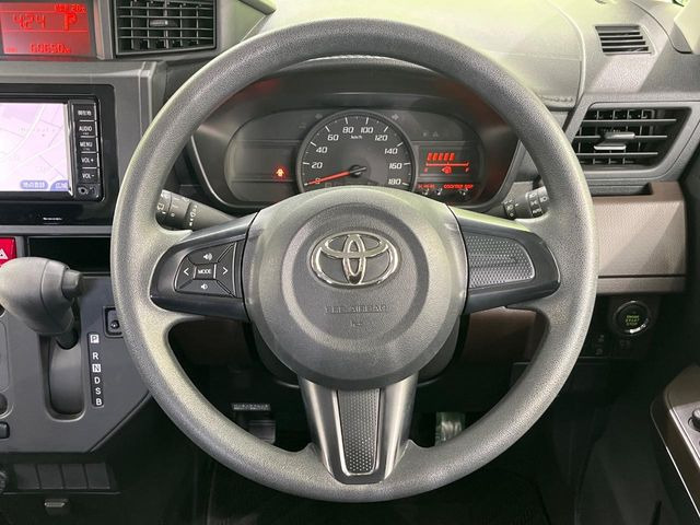 �C���e���A�ɍ��킹���f�U�C���̃X�e�A�����O�́A�^�]�������̂��Ƃ��l���A�^�]���₷���`��A�傫���ł��B�����x�A���ۂɐG���Ă��m���߂��������B