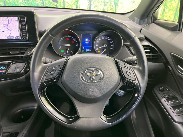 �C���e���A�ɍ��킹���f�U�C���̃X�e�A�����O�́A�^�]�������̂��Ƃ��l���A�^�]���₷���`��A�傫���ł��B�����x�A���ۂɐG���Ă��m���߂��������B