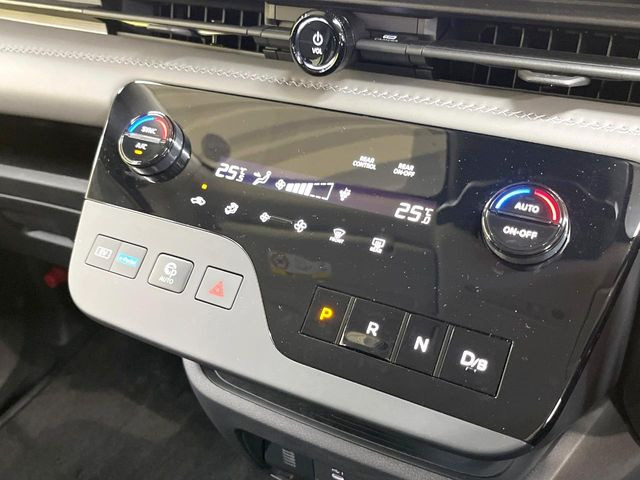 【オートエアコン】一度お好みの温度に設定すれば、車内の温度を検知し風量や温度を自動で調整。暑い&hellip;寒い&hellip;と何度もスイッチ操作をする必要はありません。快適な車内空間には必須の機能ですね♪