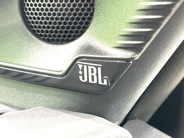 �yJBL�T�E���h�V�X�e���z���[�J�[�I�v�V�����̍��i�ʃT�E���h�V�X�e���𓋍ځB��p�̃`���[�j���O���{���ꂽ�召�l�X�ȃX�s�[�J�[����ǎ��ȃT�E���h���t�ł��A�Տꊴ���ӂ�鉹����Ԃ����o���܂��B