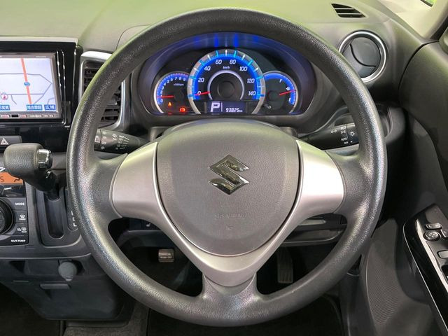 �C���e���A�ɍ��킹���f�U�C���̃X�e�A�����O�́A�^�]�������̂��Ƃ��l���A�^�]���₷���`��A�傫���ł��B�����x�A���ۂɐG���Ă��m���߂��������B