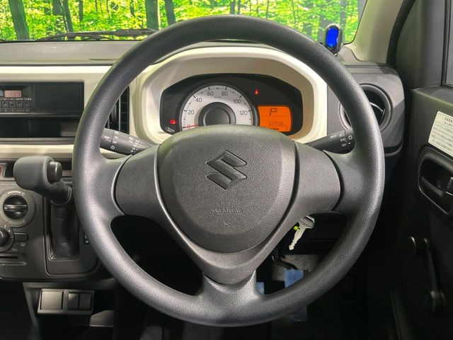 �C���e���A�ɍ��킹���f�U�C���̃X�e�A�����O�́A�^�]�������̂��Ƃ��l���A�^�]���₷���`��A�傫���ł��B�����x�A���ۂɐG���Ă��m���߂��������B