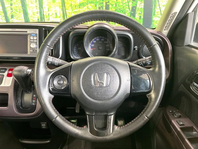 �C���e���A�ɍ��킹���f�U�C���̃X�e�A�����O�́A�^�]�������̂��Ƃ��l���A�^�]���₷���`��A�傫���ł��B�����x�A���ۂɐG���Ă��m���߂��������B