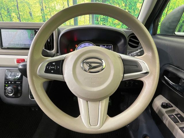 �C���e���A�ɍ��킹���f�U�C���̃X�e�A�����O�́A�^�]�������̂��Ƃ��l���A�^�]���₷���`��A�傫���ł��B�����x�A���ۂɐG���Ă��m���߂��������B