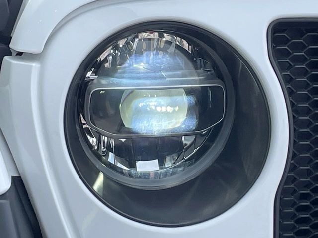 ●LEDヘッドライト:夜間走行時も良好な視界を確保し安心して運転できる高輝度LEDヘッドライトを装備!点灯速度が早く、消費電力も抑えられています。