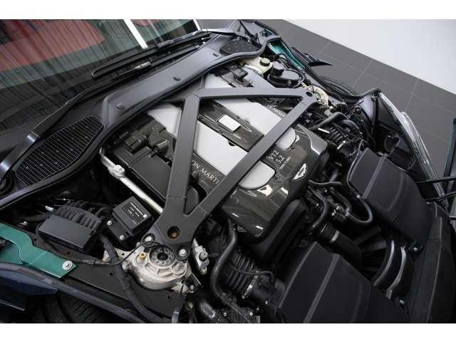 5.2L V�^12�C��DOHC�c�C���^�[�{�A770ps/91.8kgm�A�S��&times;�S��&times;�S��mm 4715&times;1970&times;1285mm�A�ԗ��d�� 1945kg