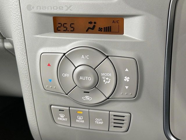 【オートエアコン】一度お好みの温度に設定すれば、車内の温度を検知し風量や温度を自動で調整。暑い&hellip;寒い&hellip;と何度もスイッチ操作をする必要はありません。快適な車内空間には必須の機能ですね♪