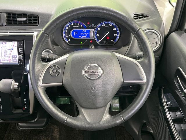�C���e���A�ɍ��킹���f�U�C���̃X�e�A�����O�́A�^�]�������̂��Ƃ��l���A�^�]���₷���`��A�傫���ł��B�����x�A���ۂɐG���Ă��m���߂��������B