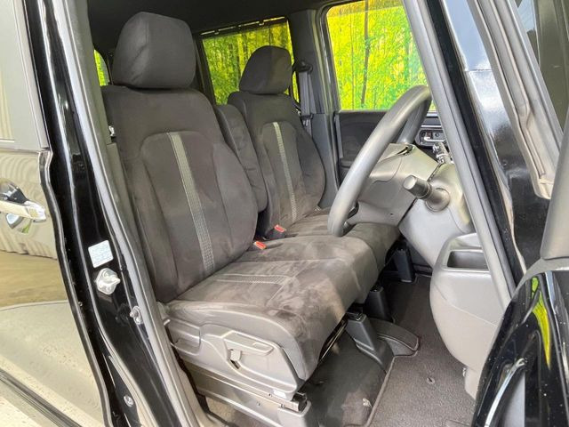 運転席まわりには十分なスペースがあり、大柄な方でもゆったり運転していただける環境です。