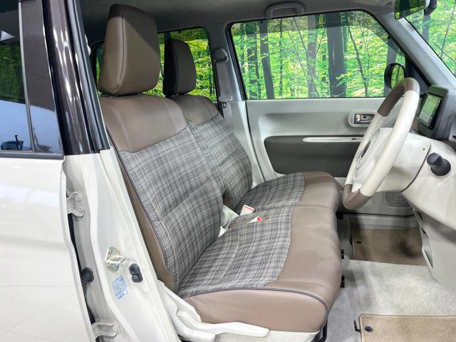 運転席まわりには十分なスペースがあり、大柄な方でもゆったり運転していただける環境です。