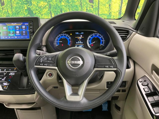 �C���e���A�ɍ��킹���f�U�C���̃X�e�A�����O�́A�^�]�������̂��Ƃ��l���A�^�]���₷���`��A�傫���ł��B�����x�A���ۂɐG���Ă��m���߂��������B