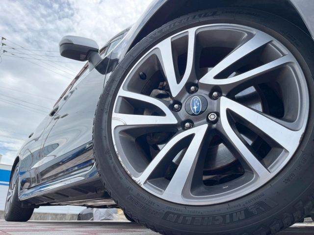 �y����18�C���`�A���~�z�C�[���z�O�ςɃ}�b�`���������A���~�z�C�[���𑕒����Ă���܂��B�e��ЊO�A���~�z�C�[����A�X�^�b�h���X�^�C�����戵�����Ă���܂��B���񂲑��k����������