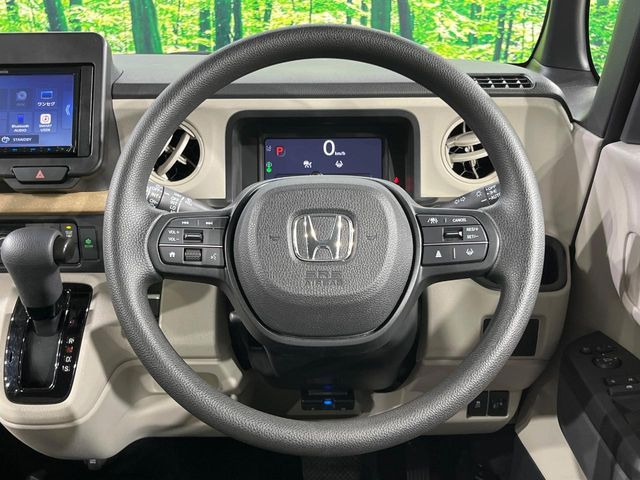 �C���e���A�ɍ��킹���f�U�C���̃X�e�A�����O�́A�^�]�������̂��Ƃ��l���A�^�]���₷���`��A�傫���ł��B�����x�A���ۂɐG���Ă��m���߂��������B