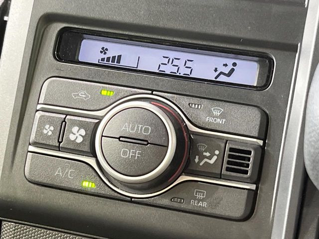 【オートエアコン】一度お好みの温度に設定すれば、車内の温度を検知し風量や温度を自動で調整。暑い&hellip;寒い&hellip;と何度もスイッチ操作をする必要はありません。快適な車内空間には必須の機能ですね♪
