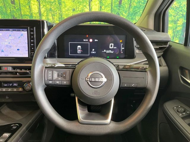 �C���e���A�ɍ��킹���f�U�C���̃X�e�A�����O�́A�^�]�������̂��Ƃ��l���A�^�]���₷���`��A�傫���ł��B�����x�A���ۂɐG���Ă��m���߂��������B