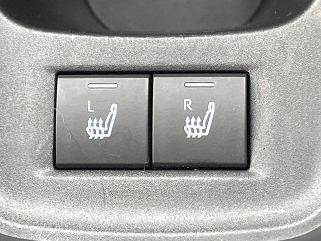 【シートヒーター】寒い日に重宝するシートヒーター!エアコンより早く温まってくれるので寒がりの人も安心ですね♪エアコンの温風は乾燥するから苦手、という方にもをおすすめです。
