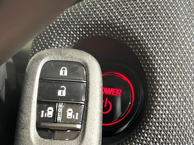 �yHonda�X�}�[�g�L�[�z�J�o����|�P�b�g�ɓ��ꂽ�܂܂ł��h�A�̎{���E�������\�ȃX�}�[�g�L�[�𑕔��B�G���W���̃I���E�I�t�����J�M�����o���K�v����������Ƃ��Ă��֗��ł���