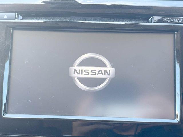 【メーカー純正ナビ】インテリアに溶け込むスタイリッシュな「専用設計」メーカーナビを装備♪視認性や操作性など基本性能にも優れ、より上質なカーライフをお楽しみいただけます。