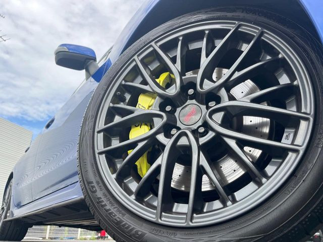 �y����18�C���`�A���~�z�C�[���z�O�ςɃ}�b�`���������A���~�z�C�[���𑕒����Ă���܂��B�e��ЊO�A���~�z�C�[����A�X�^�b�h���X�^�C�����戵�����Ă���܂��B���񂲑��k����������